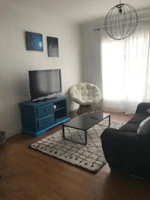 Télévision ou salle de divertissement dans l'établissement Appartement spacieux et lumineux
