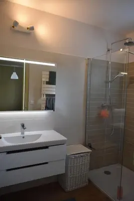 Salle de bains dans l'établissement Élégance et nature votre refuge entre mer et forêt
