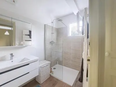 Salle de bains dans l'établissement Élégance et nature votre refuge entre mer et forêt