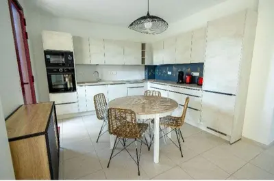 Cuisine ou kitchenette dans l'établissement Appartement proche du lac centre ville