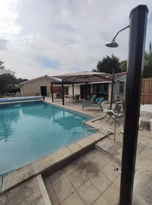 Piscine de l'établissement 2 Maisons de 3 et 2 chambres avec grande piscine commune ou située à proximité