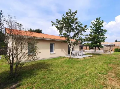 Jardin de l'établissement 2 Maisons de 3 et 2 chambres avec grande piscine commune
