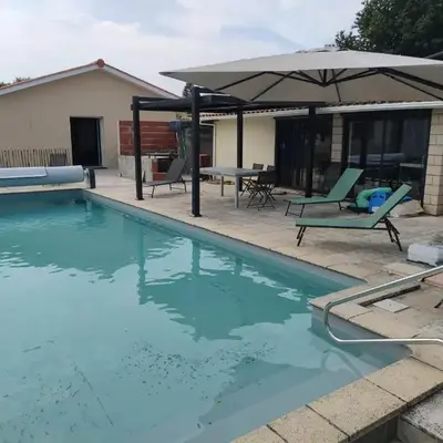 2 Maisons de 3 et 2 chambres avec grande piscine commune