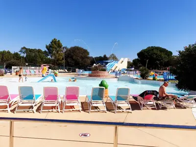 Piscine de l'établissement Superbe Mobil home au calme 804 camping La Réserve 4* ou située à proximité