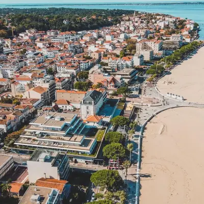 Vue générale sur la mer ou vue sur la mer prise depuis le camping