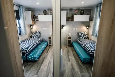 Un ou plusieurs lits dans un hébergement de l'établissement Superbe Mobil home au calme 804 camping La Réserve 4*