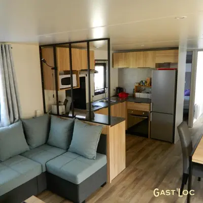 Cuisine ou kitchenette dans l'établissement Superbe Mobil home au calme 804 camping La Réserve 4*