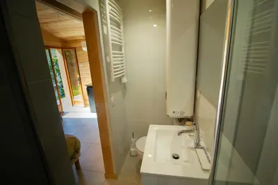 Salle de bains dans l'établissement Cabane forêt proche plage avec piscine partagée