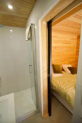 Un ou plusieurs lits dans un hébergement de l'établissement Cabane forêt proche plage avec piscine partagée