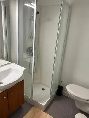 Salle de bains dans l'établissement Patrimoine et immobilier Villas du Lac
