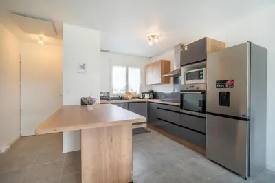 Cuisine ou kitchenette dans l'établissement Entre lacs & Océan - Maison climatisée avec jardin