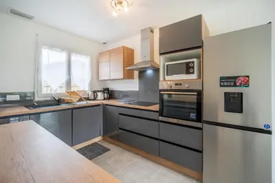 Cuisine ou kitchenette dans l'établissement Entre lacs & Océan - Maison climatisée avec jardin