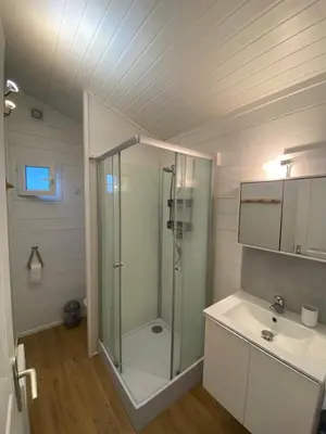Salle de bains dans l'établissement Le chalet Arcachonais