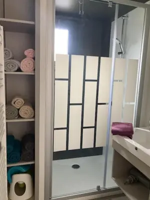 Salle de bains dans l'établissement Cottage Le Colibri - sauna hammam parc multisports tout confort