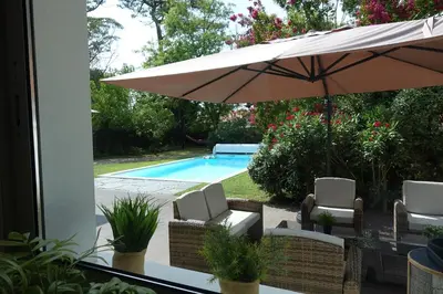 Piscine de l'établissement VILLA CLASSEE 3 ETOILES, PISCINE CHAUFEE 9X4, A 500M DE LA PLAGE SURVEILLEE ou située à proximité