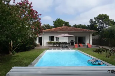 Piscine de l'établissement VILLA CLASSEE 3 ETOILES, PISCINE CHAUFEE 9X4, A 500M DE LA PLAGE SURVEILLEE ou située à proximité
