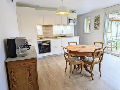 Cuisine ou kitchenette dans l'établissement Maison Chaleureuse - Côte landaise