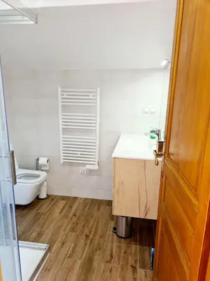 Salle de bains dans l'établissement Villa 12 personnes proche oécan, 10 vélos et 4 surf fournis, entièrement climatisée
