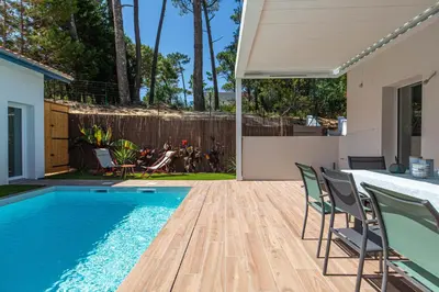 Piscine de l'établissement Villa Souleillous, basco landaise de prestige, 500m de la plage ou située à proximité