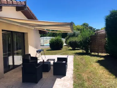 Jardin de l'établissement Maison avec Piscine à Pontenx-les-Forges