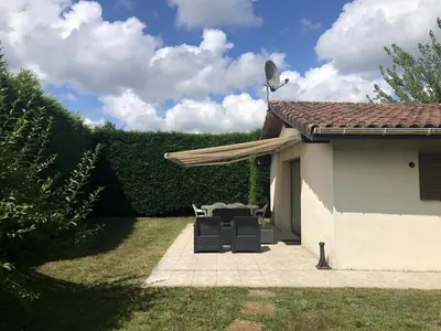 Jardin de l'établissement Maison avec Piscine à Pontenx-les-Forges