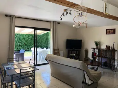 Télévision ou salle de divertissement dans l'établissement Maison avec Piscine à Pontenx-les-Forges