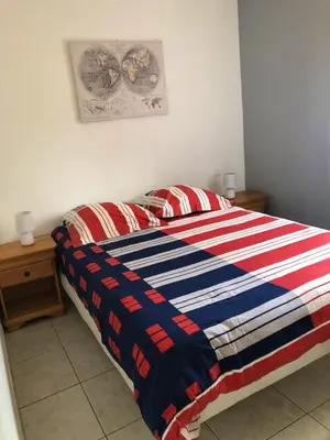 Un ou plusieurs lits dans un hébergement de l'établissement Maison avec Piscine à Pontenx-les-Forges