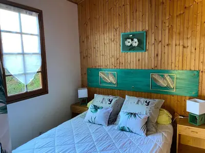 Un ou plusieurs lits dans un hébergement de l'établissement Maison de type chalet piscine collective hume
