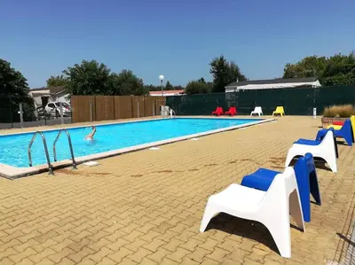 Piscine de l'établissement Maison de type chalet piscine collective hume ou située à proximité