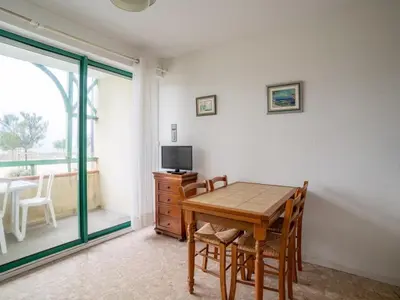 Télévision ou salle de divertissement dans l'établissement Appartement à Mimizan Plage pour 4 pers, face à l'océan, balcon, parking, ménage inclus - FR-1-50-120