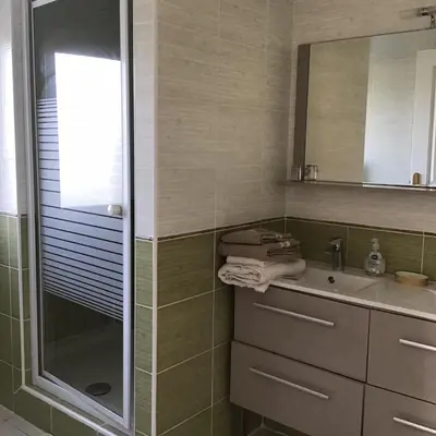 Salle de bains dans l'établissement Maison des 5 Fleurs 14 pers