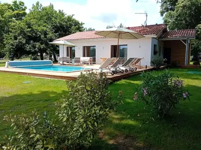 Piscine de l'établissement Maison neuve avec piscine chauffée, 4 kms de Contis plage ou située à proximité