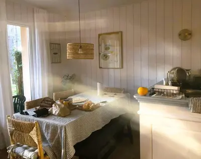 Cuisine ou kitchenette dans l'établissement Petite Villa La Pantoufle au Domaine du Golf de Pinsolle