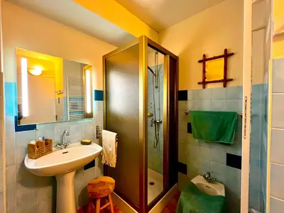 Salle de bains dans l'établissement Les Pibales - T2 vue courant à 1.8 km de l'Océan