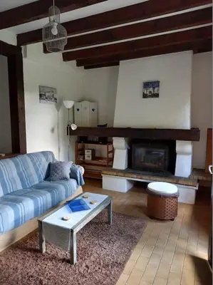 Coin salon dans l'établissement Maison dans village de UZA 6P