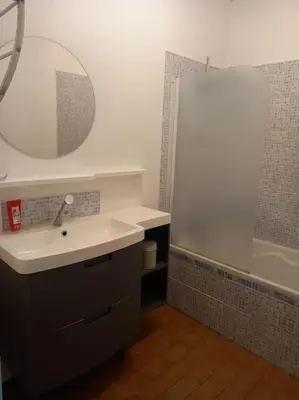 Salle de bains dans l'établissement Maison dans village de UZA 6P