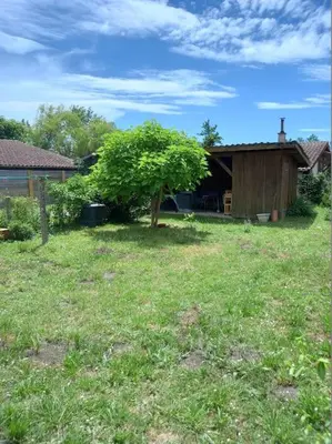 Jardin de l'établissement Maison dans village de UZA 6P