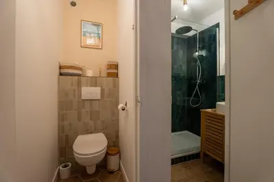 Salle de bains dans l'établissement Le Sable Doré - Piscine et parking