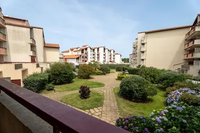 Jardin de l'établissement Le Sable Doré - Piscine et parking
