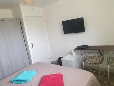 Télévision ou salle de divertissement dans l'établissement Chambre villa florecita