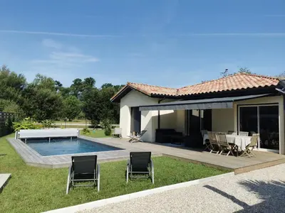 Piscine de l'établissement Villa en lisière de forêt ou située à proximité