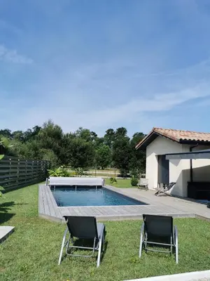 Piscine de l'établissement Villa en lisière de forêt ou située à proximité