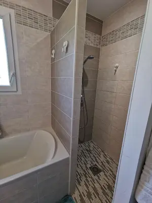 Salle de bains dans l'établissement Villa en lisière de forêt