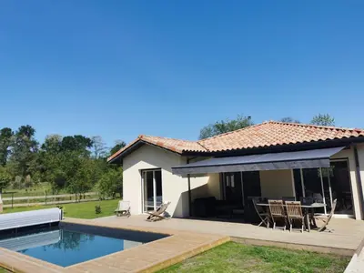 Piscine de l'établissement Villa en lisière de forêt ou située à proximité
