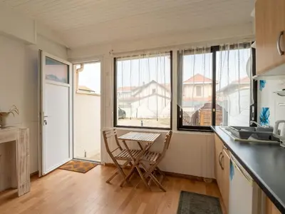 Cuisine ou kitchenette dans l'établissement Appartement pour 3 à Mimizan Plage, à 50m de l'océan avec terrasse et parking, ménage inclus - FR-1-50-123