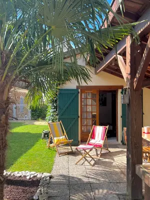 Jardin de l'établissement Charmant Studio 25 m² avec mezzanine et piscine