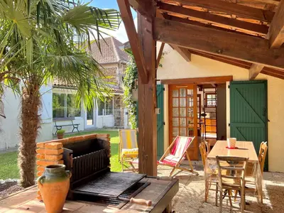 Jardin de l'établissement Charmant Studio 25 m² avec mezzanine et piscine