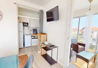 Cuisine ou kitchenette dans l'établissement Bateau - T2 proche de l'océan à Hossegor