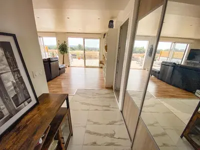 Télévision ou salle de divertissement dans l'établissement Maison au calme avec piscine