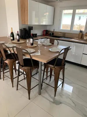 Cuisine ou kitchenette dans l'établissement Maison au calme avec piscine